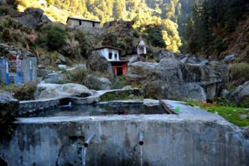 Hot water spring in Bir Biiling trekking options in Bir